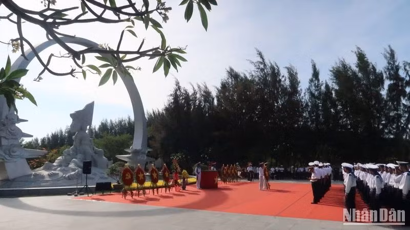 Đoàn Vùng 4 Hải quân dâng hương. (Ảnh: PHONG NGUYÊN)