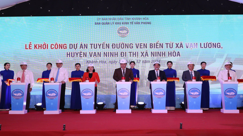 Đại biểu bấm nút khởi công Dự án Tuyến đường ven biển từ xã Vạn Lương (huyện Vạn Ninh) đi thị xã Ninh Hòa. (Ảnh: CTV)