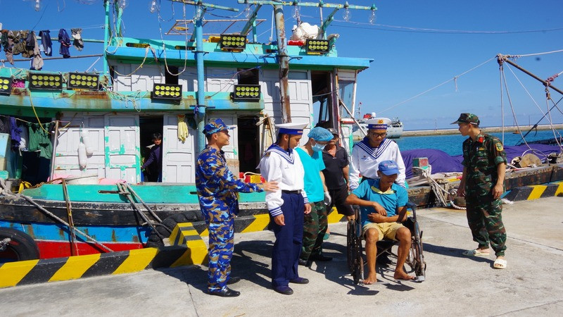 Cán bộ, chiến sĩ đảo Trường Sa đưa ngư dân Võ Văn Hiệp về sơ cứu tại Trung tâm Y tế Trường Sa. (Ảnh: CTV) 