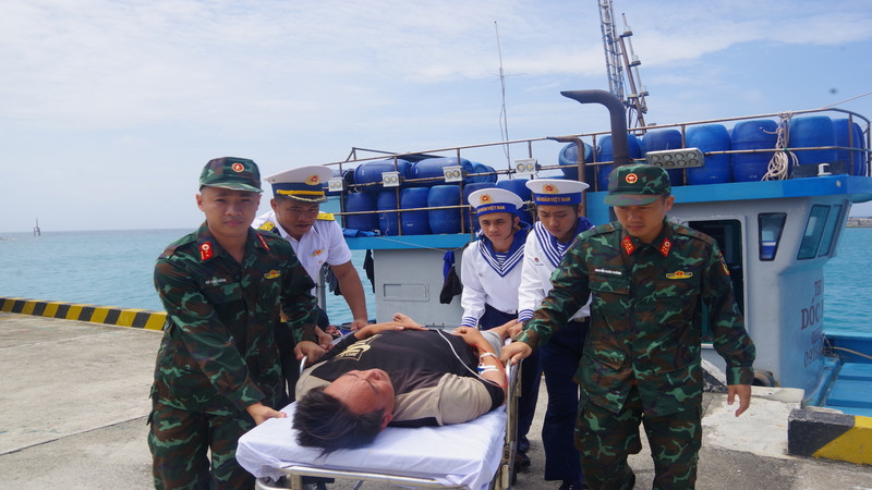 Ngư dân Phạm Văn Trình được đưa vào Bệnh xá đảo Trường Sa. (Ảnh: CTV HQ) 
