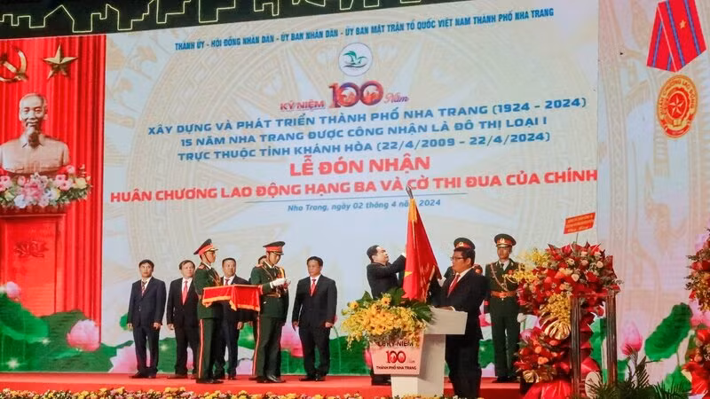 Thừa ủy nhiệm của Chủ tịch nước, Phó Chủ tịch Thường trực Quốc hội Trần Thanh Mẫn trao Huân chương Lao động Hạng Ba tặng thành phố Nha Trang. (Ảnh: PHONG NGUYÊN)