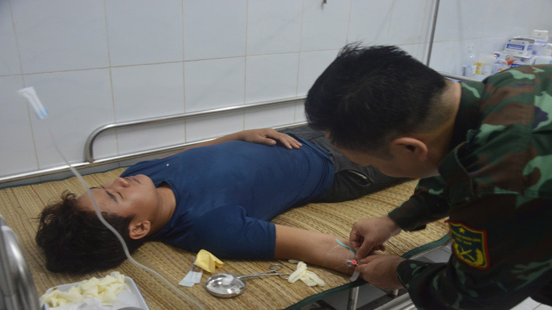 Lực lượng quân y đảo Song Tử Tây chăm sóc các ngư dân bị ngộ độc. (Ảnh: CTV HQ) 