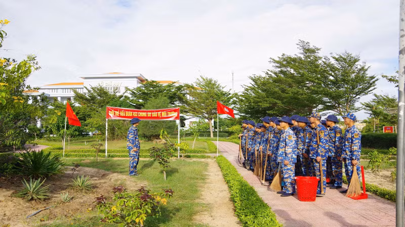 Chi đội Kiểm ngư số 4 tổ chức hoạt động “Ngày thứ 7 tình nguyện” tại Cam Ranh, Khánh Hòa. (Ảnh: NGUYỄN NAM)