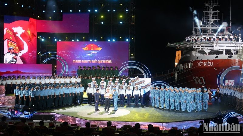 Hình ảnh gặp gỡ các thế hệ người lính tàu ngầm. (Ảnh: PHONG NGUYÊN) 