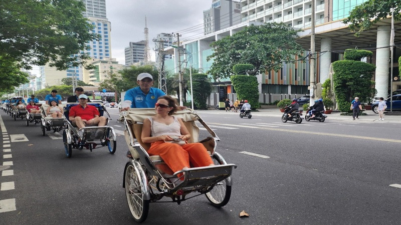 Khách du lịch tàu biển thăm thành phố Nha Trang. (Ảnh: PHONG NGUYÊN)