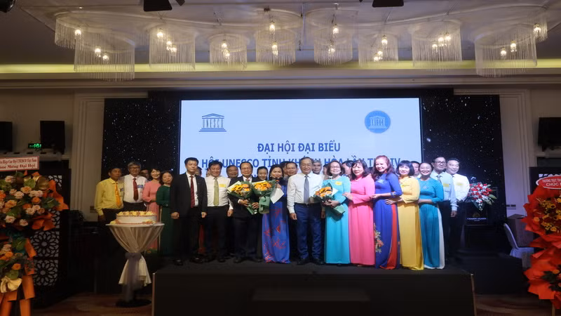 Ban Chấp hành mới ra mắt Đại hội. (Ảnh: PHONG NGUYÊN) 