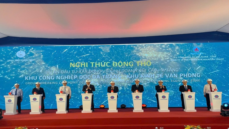 Thực hiện nghi thức động thổ dự án Đầu tư xây dựng và kinh doanh kết cấu hạ tầng Khu công nghiệp Dốc Đá Trắng. (Ảnh: KỲ NAM) 