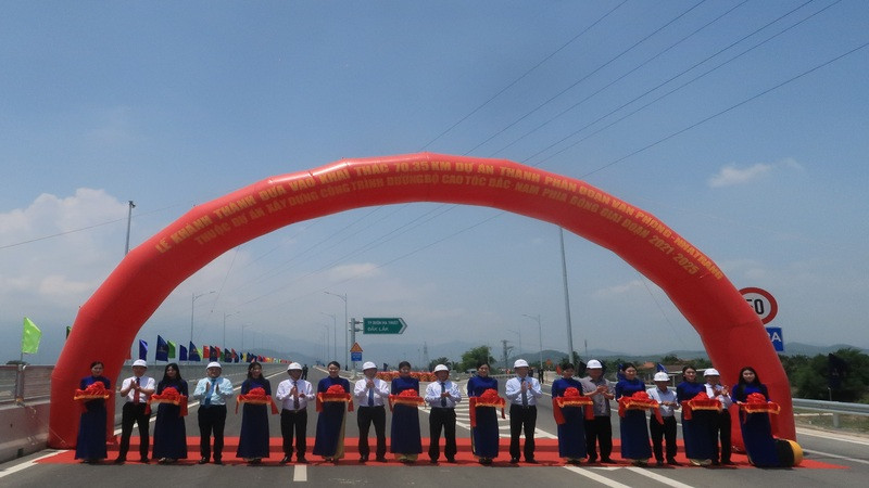 Đại biểu thực hiện nghi thức cắt băng khánh thành Dự án thành phần đoạn Vân Phong-Nha Trang, thuộc Dự án xây dựng công trình đường bộ cao tốc bắc-nam phía Đông giai đoạn 2021-2025. (Ảnh: PHONG NGUYÊN) 