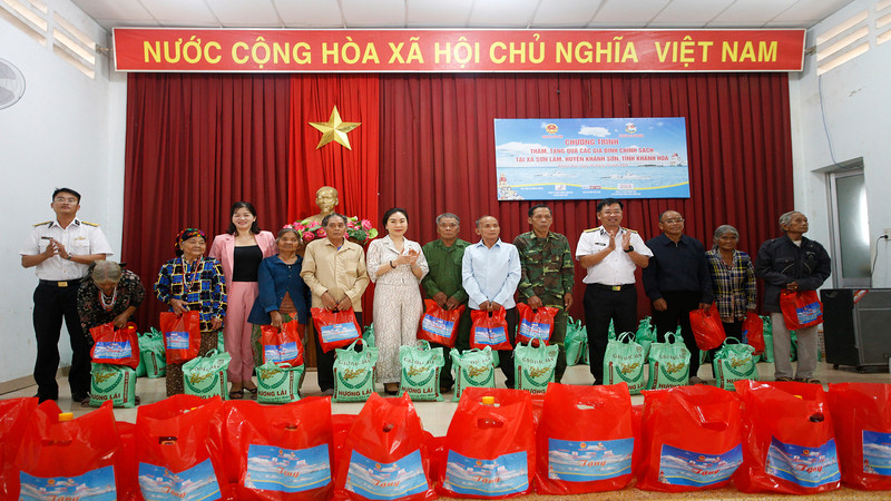 Chỉ huy Lữ đoàn và các nhà tài trợ trao quà tặng gia đình chính sách, gia đình có hoàn cảnh khó khăn. (Ảnh: CTV HQ)