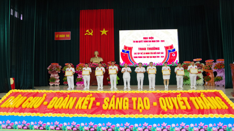 Chỉ huy Lữ đoàn 146 trao thưởng cho các các tập thể cá nhân tiêu biểu. (Ảnh: XUÂN NGUYỄN)