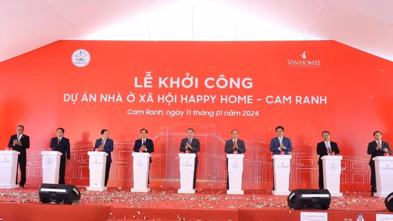 Đại biểu nhấn nút khởi công Dự án. (Ảnh: Văn Kỳ)