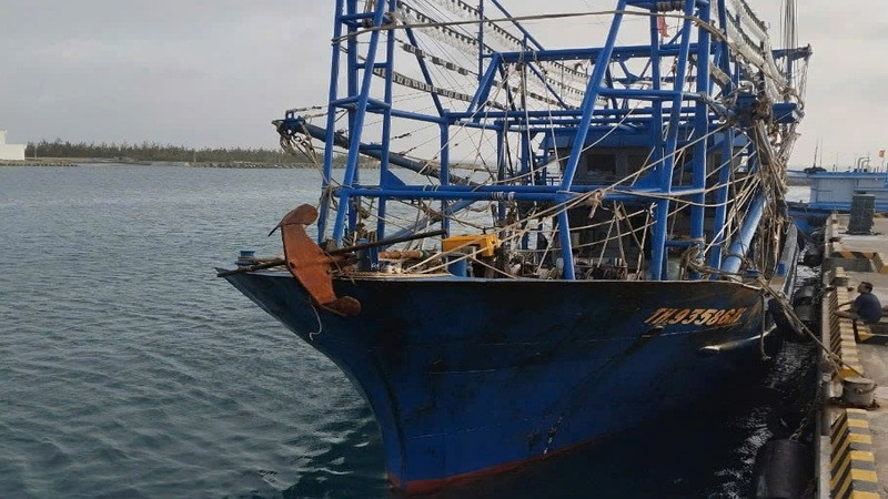Tàu cá TH 93586TS cập vào âu tàu đảo Trường Sa. (Ảnh: CTV HQ) 