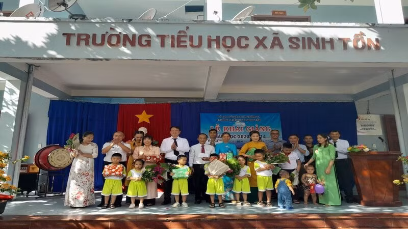 Đại diện chính quyền và các lực lượng trên đảo Sinh Tồn tặng quà thầy và trò trường Tiểu học Sinh Tồn. (Ảnh: NGUYỄN NINH)