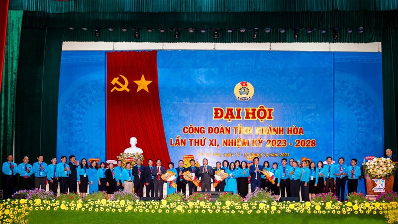 Ban chấp hành Liên đoàn Lao động tỉnh Khánh Hòa khóa XI, nhiệm kỳ 2023-2028 ra mắt đại hội. (Ảnh: VÕ TOÀN)