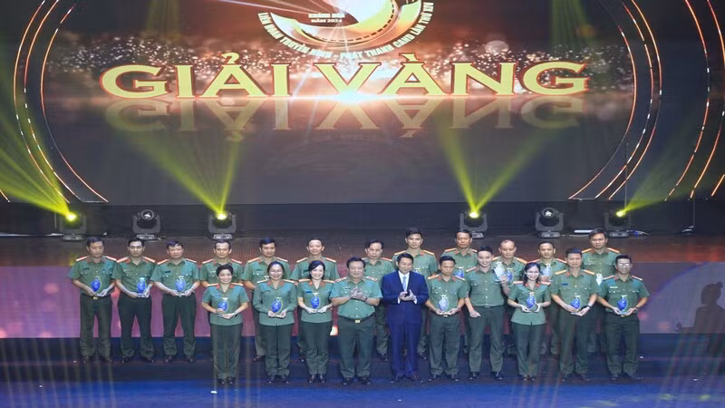 Ban Tổ chức trao giải Vàng cho các tác giả. (Ảnh: CTV)