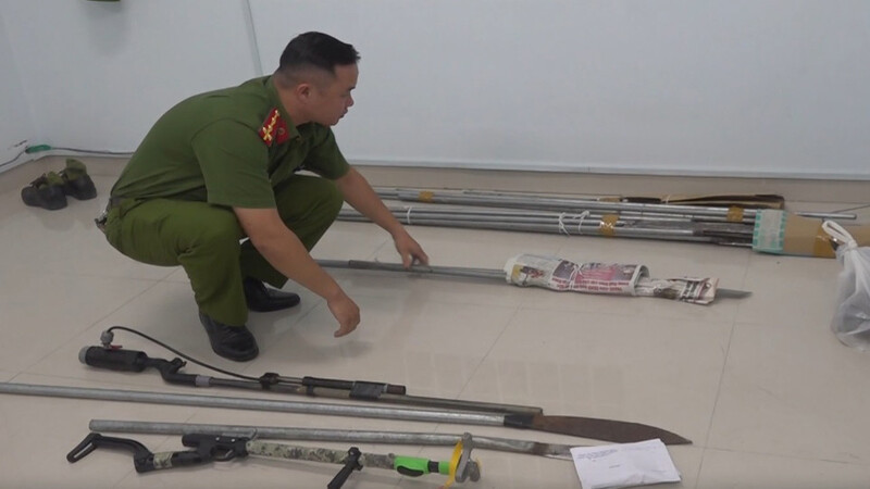 Lực lượng Công an thu giữ nhiều hung khí của các đối tượng gây án. (Ảnh: CTV)