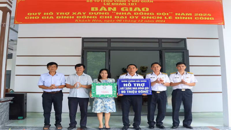 Đại diện Lữ đoàn 101, Vùng 4 Hải quân bàn giao nhà đồng đội tặng gia đình đồng chí Lê Đình Công. (Ảnh: CTV HQ)