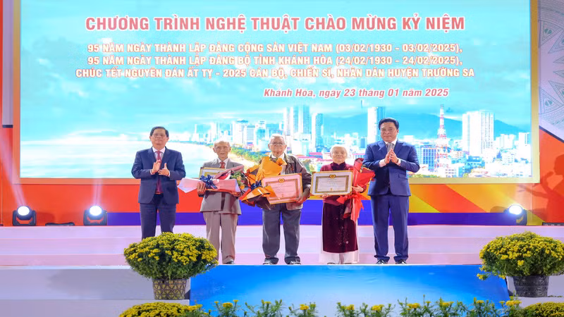 Lãnh đạo tỉnh Khánh Hòa trao Huy hiệu 65 năm, 60 năm, 55 năm tuổi Đảng tặng các đảng viên. (Ảnh: CTV)