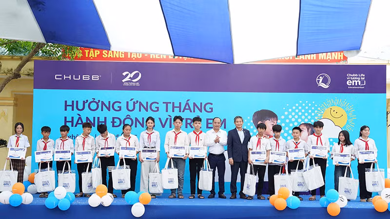 Đại diện ban tổ chức trao học bổng và quà cho trẻ em có hoàn cảnh khó khăn của Trường trung học cơ sở Vạn Phong, huyện Diễn Châu, tỉnh Nghệ An.