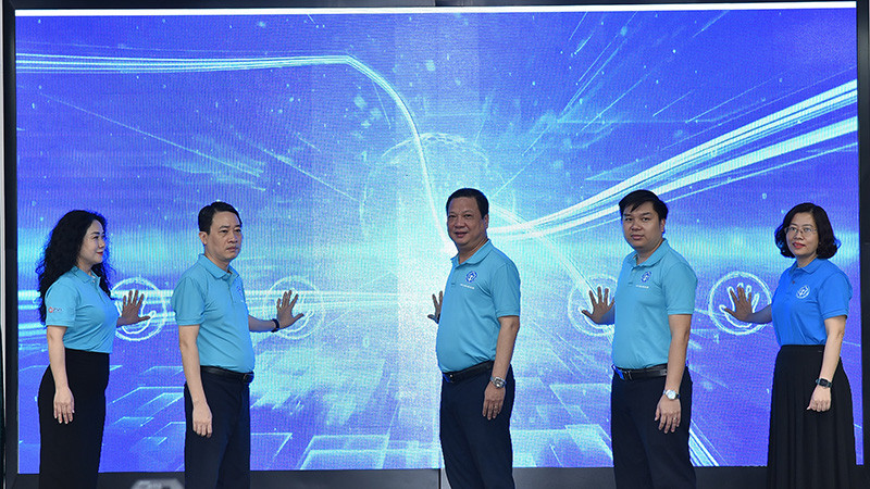 Các đại biểu trong ban tổ chức bấm nút phát động lễ ra quân. (Ảnh HSS)