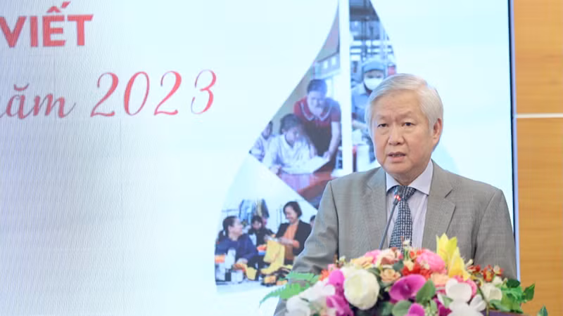 Đại diện ban tổ chức chia sẻ thông tin tại lễ phát động cuộc thi.