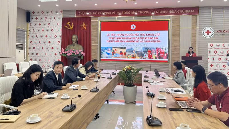 Quang cảnh buổi lễ tiếp nhận nguồn hỗ trợ. 