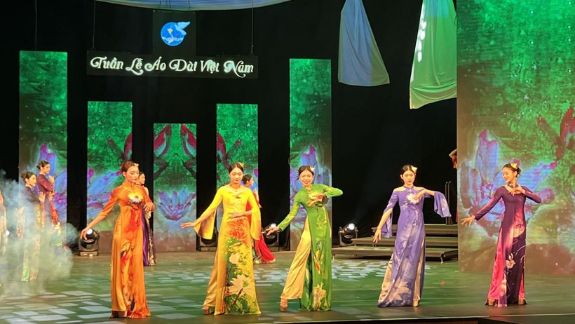 Chương trình nghệ thuật “Hương sắc Áo dài Việt”.