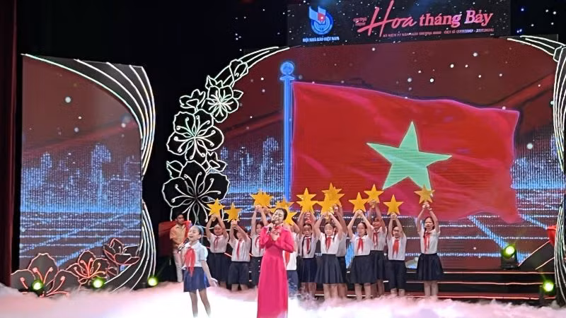 Tiết mục nghệ thuật được biểu diễn tại chương trình.