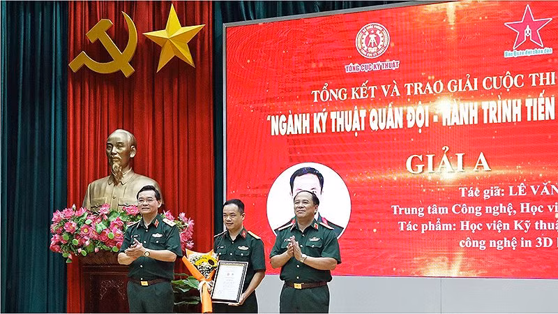 Vinh danh tác phẩm đoạt Giải A trong cuộc thi viết. 