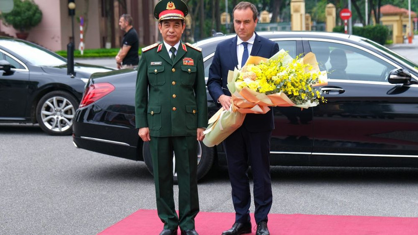 Bộ trưởng Quốc phòng Phan Văn Giang đón Bộ trưởng Quân đội Pháp Sébastien Lecornu. 