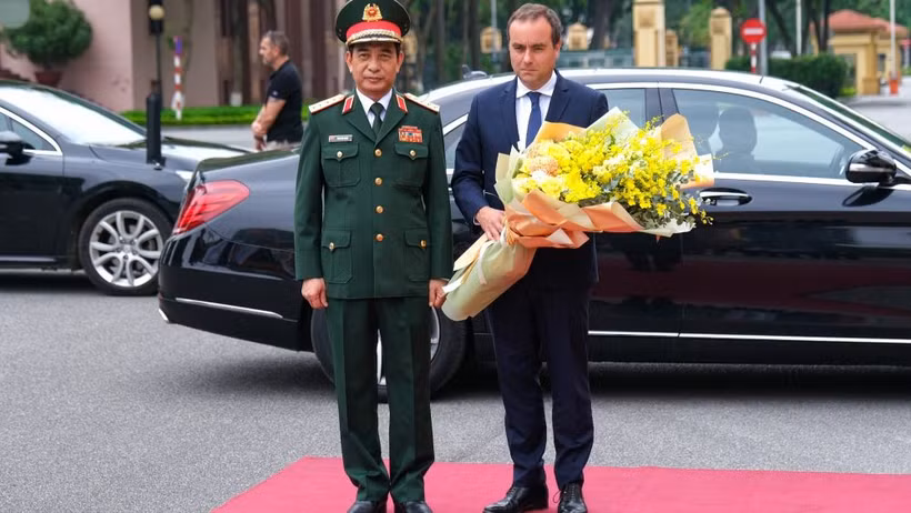Bộ trưởng Quốc phòng Phan Văn Giang đón Bộ trưởng Quân đội Pháp Sébastien Lecornu. 