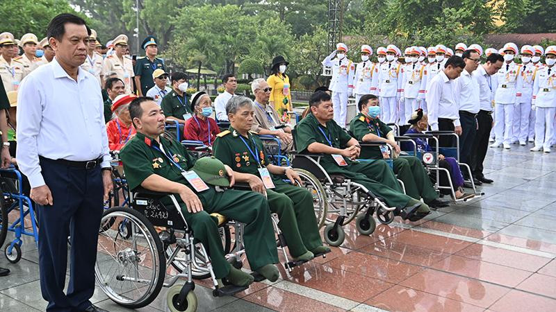 Đại biểu người có công dâng hương tưởng niệm tại Ðài tưởng niệm các Anh hùng liệt sĩ, đường Bắc Sơn, Hà Nội, ngày 23/7/2022 nhân kỷ niệm 75 năm Ngày Thương binh-Liệt sĩ. (Ảnh: Đăng Khoa)