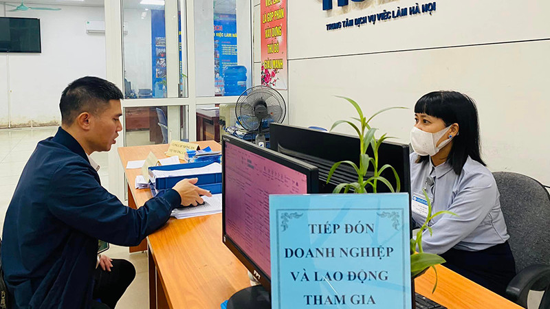Lao động tìm hiểu thông tin tại Trung tâm Dịch vụ việc làm Hà Nội. (Ảnh: HCES)
