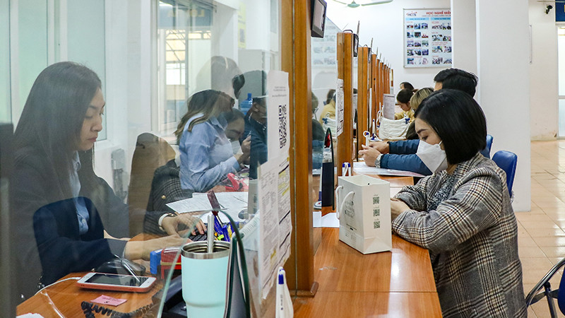 Người lao động làm thủ tục về bảo hiểm thất nghiệp tại Trung tâm Dịch vụ việc làm Hà Nội. (Ảnh: Nhật Quang)