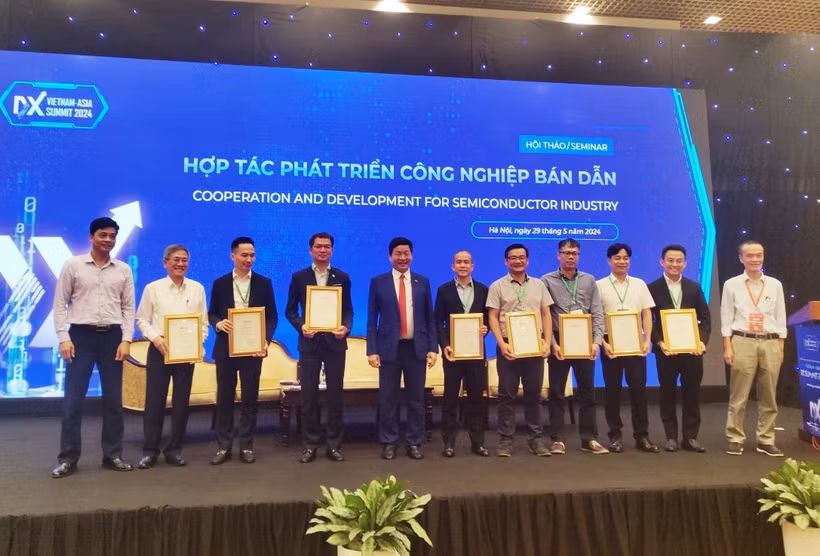Ban tổ chức trao bằng khen cho các diễn giả tham dự hội thảo về “Hợp tác phát triển công nghiệp bán dẫn”.