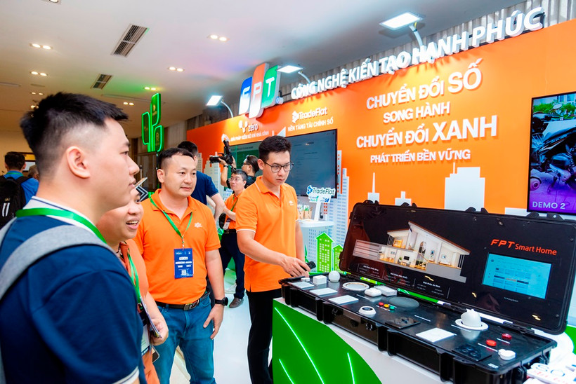 Khách hàng tham quan hệ sinh Công nghệ kiến tạo hạnh phúc FPT tại Vietnam - ASIA DX Summit 2024.