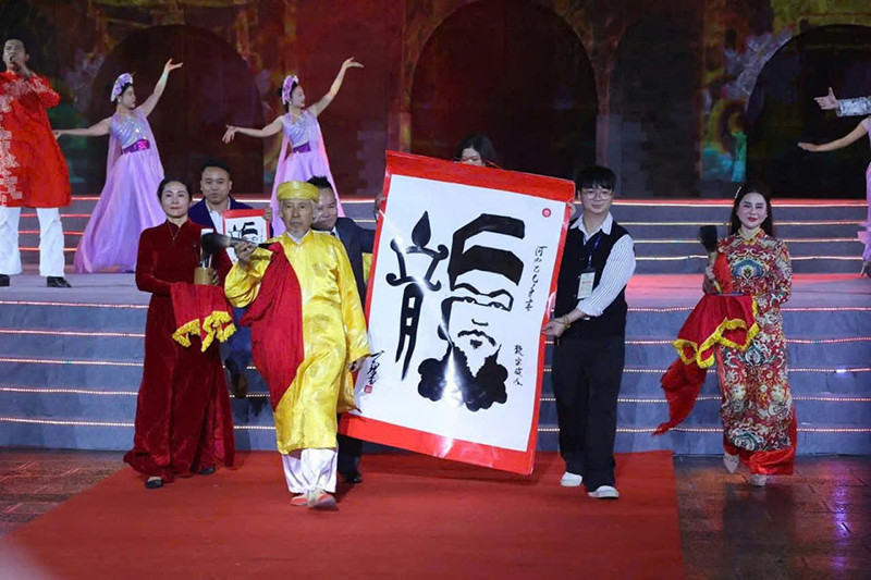 Nhà thư pháp Lê Thiên Lý trình diễn quyền thư tại Chương trình nghệ thuật Tinh hoa làng nghề Việt.