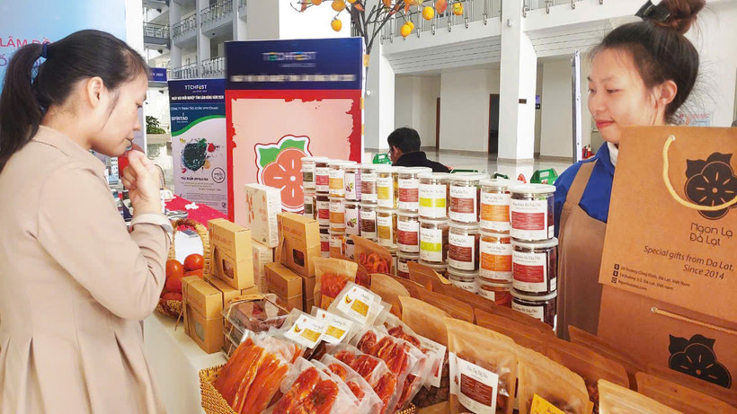 Quầy hàng giới thiệu sản phẩm trong Ngày hội khởi nghiệp 2025 ở Lâm Đồng.