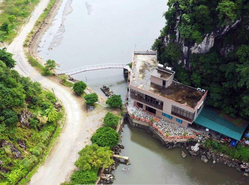 Một công trình vi phạm trật tự xây dựng ở ven đường bao biển thành phố Hạ Long.