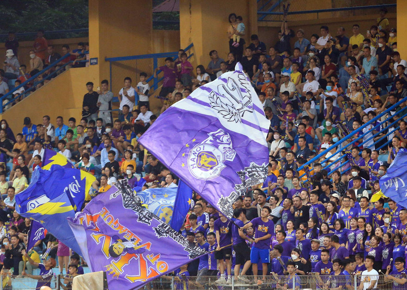 Niềm vui của các cổ động viên Hà Nội FC trong ngày lên ngôi vô địch V.League 1-2022. (Ảnh VFF)