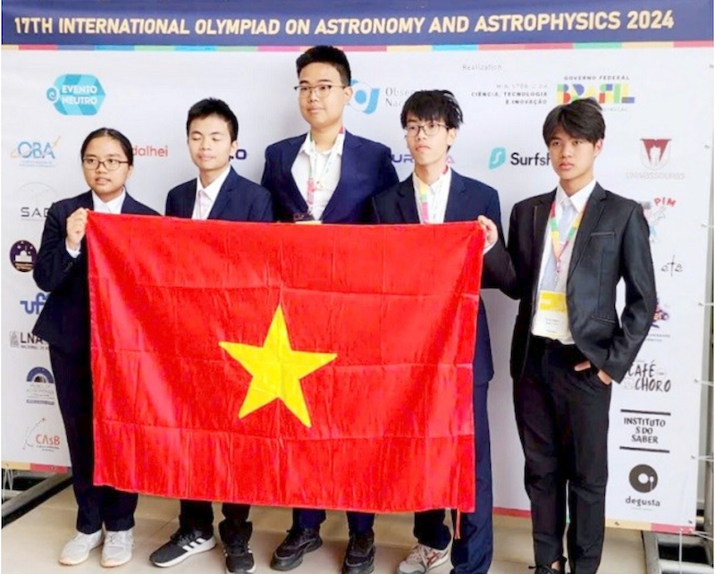 Năm học sinh Việt Nam đạt thành tích năm huy chương Olympic Thiên văn và Vật lý thiên văn quốc tế 2024