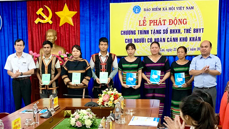 Bảo hiểm xã hội tỉnh Gia Lai trao tặng sổ bảo hiểm xã hội, thẻ bảo hiểm y tế cho người dân khó khăn ngày 23/11/2022. (Ảnh: Hà Ly)