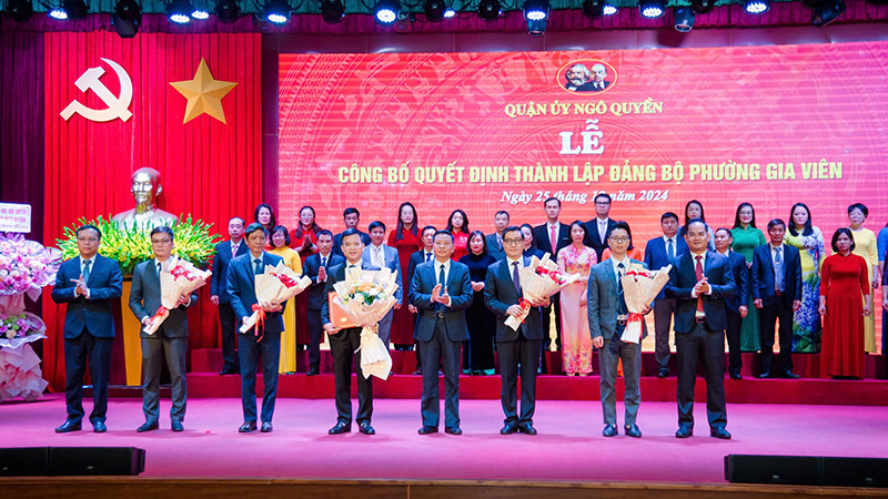 Bí thư quận ủy Ngô Quyền Phạm Văn Hà trao Quyết định thành lập Đảng bộ phường Gia Viên (mới).