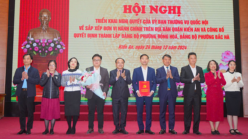 Lãnh đạo quận Kiến An trao Quyết định thành lập Đảng bộ phường Đồng Hòa.