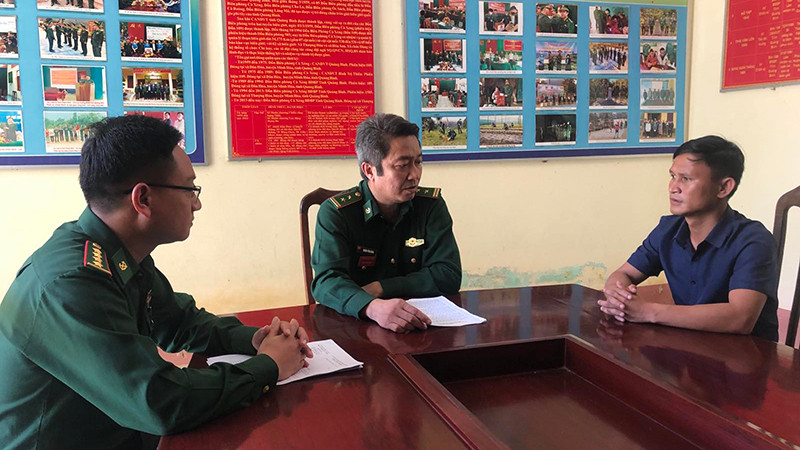 Chỉ huy Đồn Biên phòng Cà Xèng trao đổi với Bí thư Chi bộ bản Mò O Ồ Ồ về mô hình sinh kế giúp bà con.