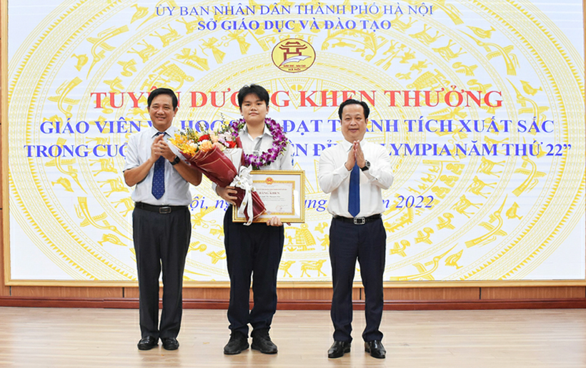 Lãnh đạo Sở Giáo dục và Đào tạo Hà Nội trao Bằng khen của Chủ tịch UBND thành phố cho học sinh Vũ Nguyên Sơn.