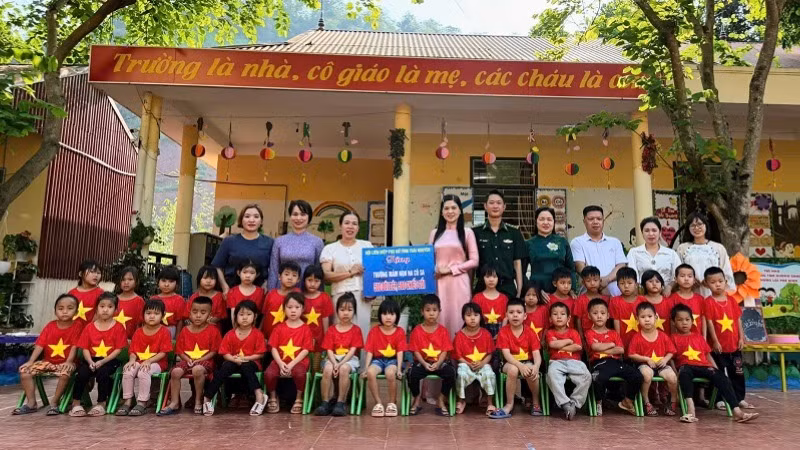 Cán bộ, chiến sĩ Đồn Biên phòng Na Cô Sa cùng lãnh đạo Hội Liên hiệp phụ nữ Thái Nguyên trao quà tặng các cháu học sinh mầm non tại xã Na Cô Sa.