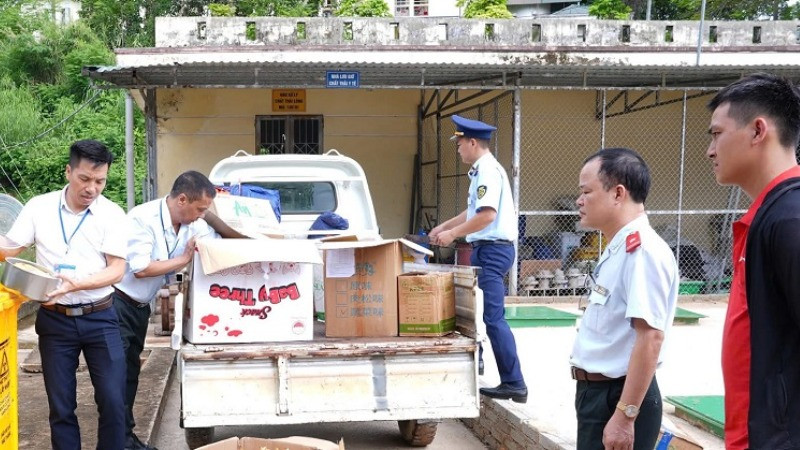 Đoàn kiểm tra liên ngành chứng kiến tiêu hủy thực phẩm không rõ nguồn gốc. (Ảnh: CDC ĐIỆN BIÊN)