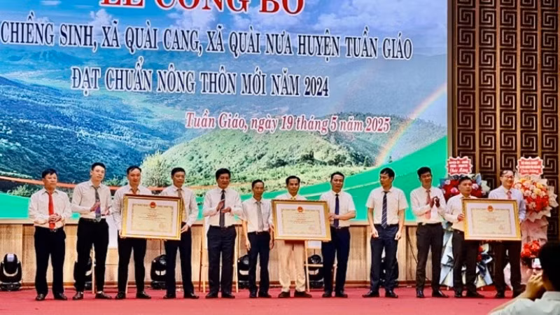 Đồng chí Lê Thành Đô, Chủ tịch Ủy ban nhân dân tỉnh Điện Biên trao bằng công nhận đạt chuẩn nông thôn mới cho 3 xã: Quài Cang, Quài Nưa, Chiềng Sinh.