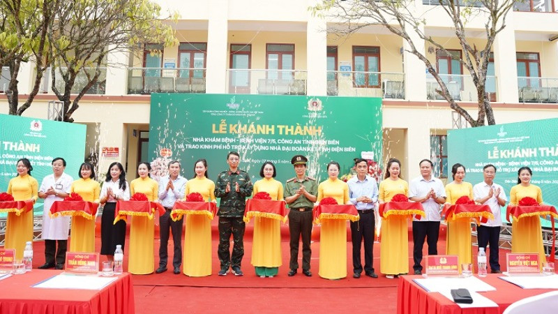Đại diện lãnh đạo Công an tỉnh Điện Biên và các đơn vị tài trợ cắt băng khánh thành, đưa công trình nhà khám, chữa bệnh Bệnh viện 7/5 vào sử dụng.